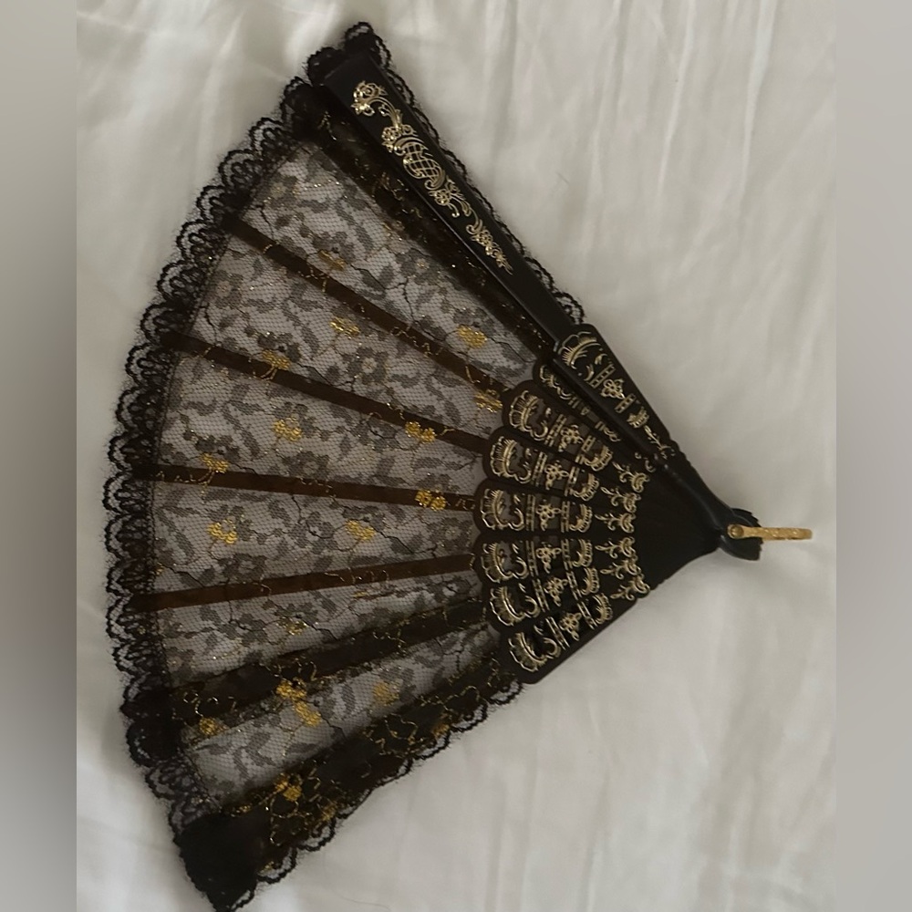 Folding hand fan